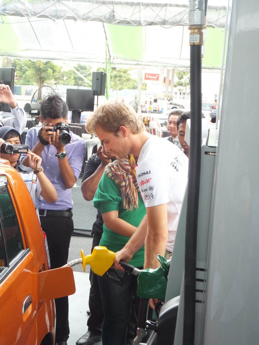 Mercedes GP F1 driver Nico Rosberg refuels lucky customers’ cars at Petronas’ 1,001st station 133296