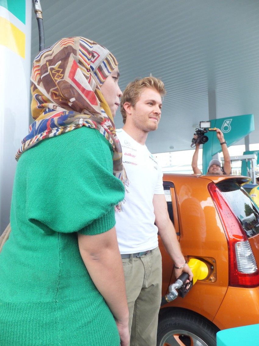 Mercedes GP F1 driver Nico Rosberg refuels lucky customers’ cars at Petronas’ 1,001st station 133298