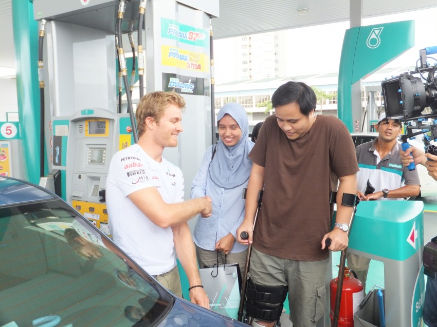 Mercedes GP F1 driver Nico Rosberg refuels lucky customers’ cars at Petronas’ 1,001st station 133299