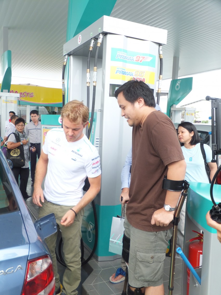 Mercedes GP F1 driver Nico Rosberg refuels lucky customers’ cars at Petronas’ 1,001st station 133301