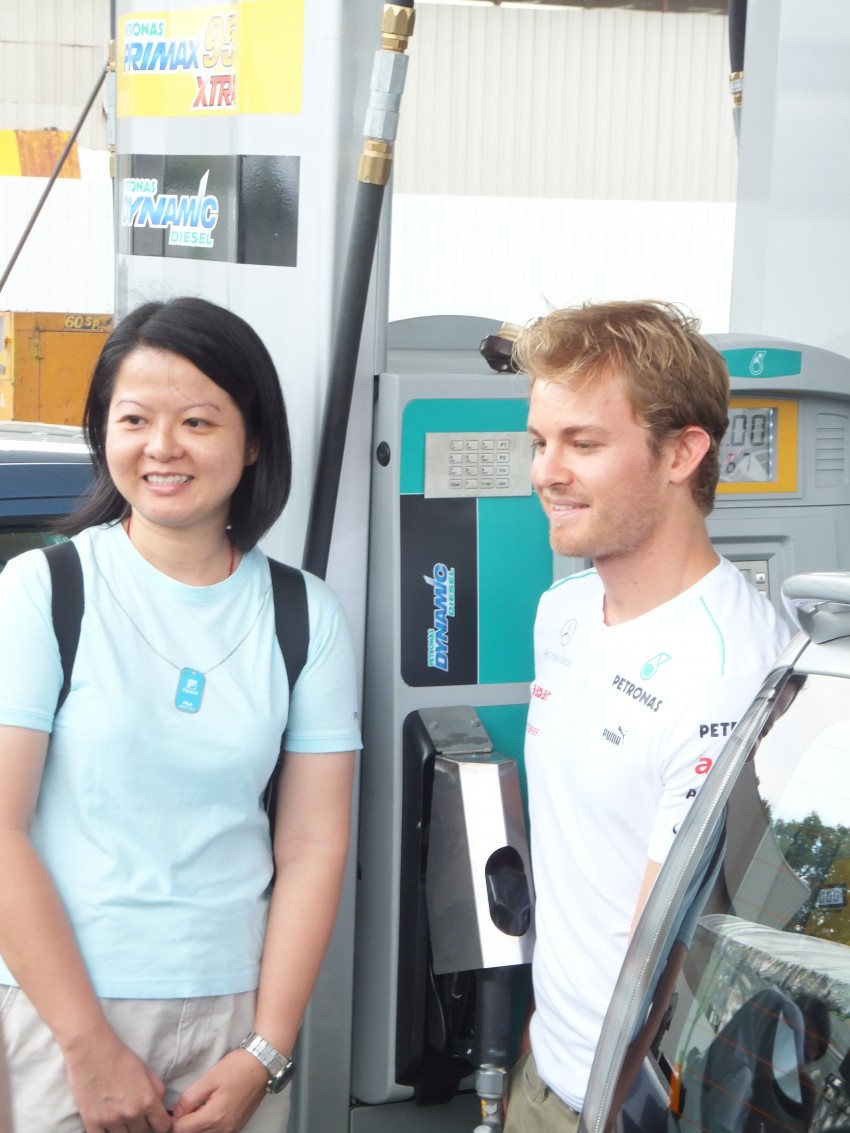 Mercedes GP F1 driver Nico Rosberg refuels lucky customers’ cars at Petronas’ 1,001st station 133302