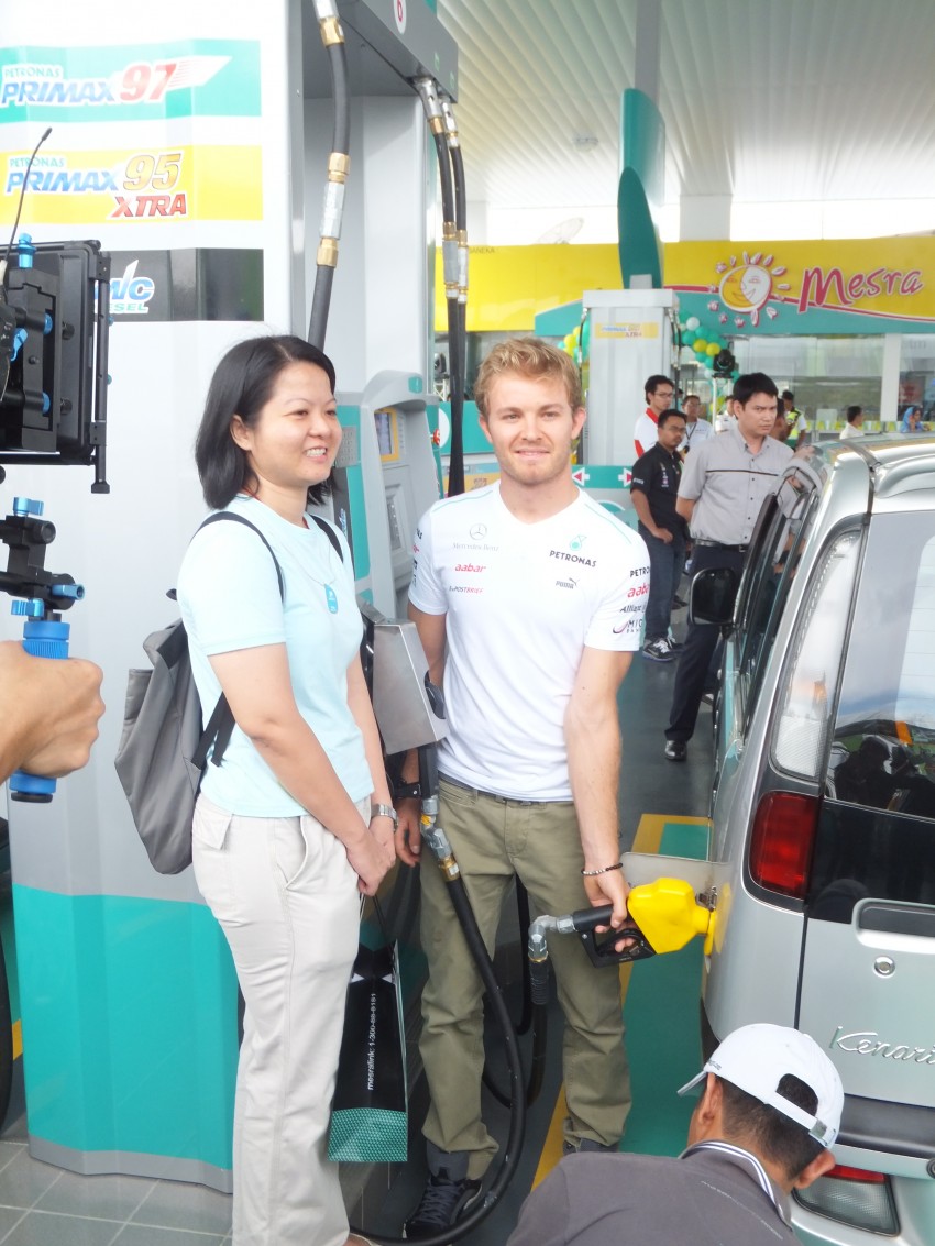 Mercedes GP F1 driver Nico Rosberg refuels lucky customers’ cars at Petronas’ 1,001st station 133304