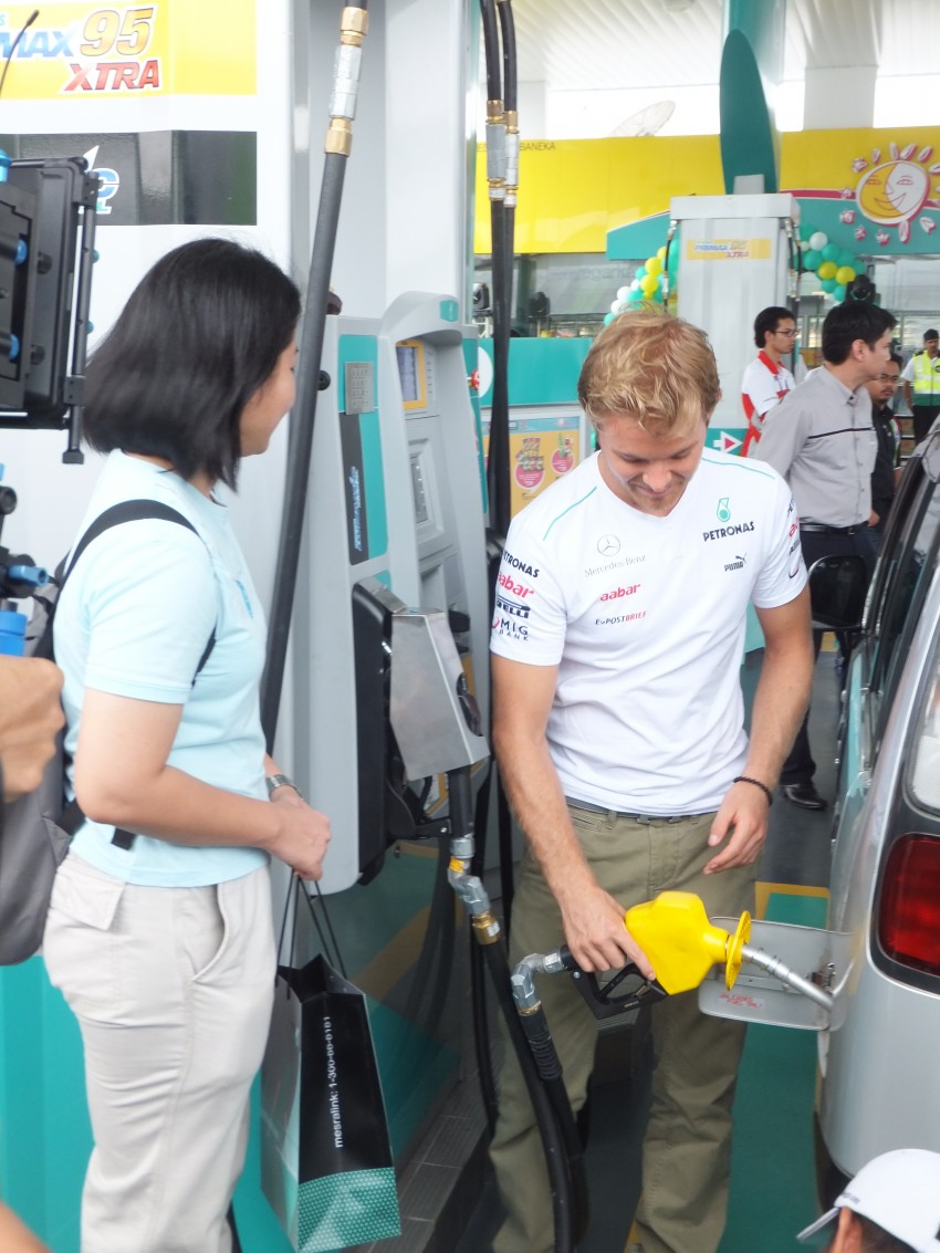 Mercedes GP F1 driver Nico Rosberg refuels lucky customers’ cars at Petronas’ 1,001st station 133305