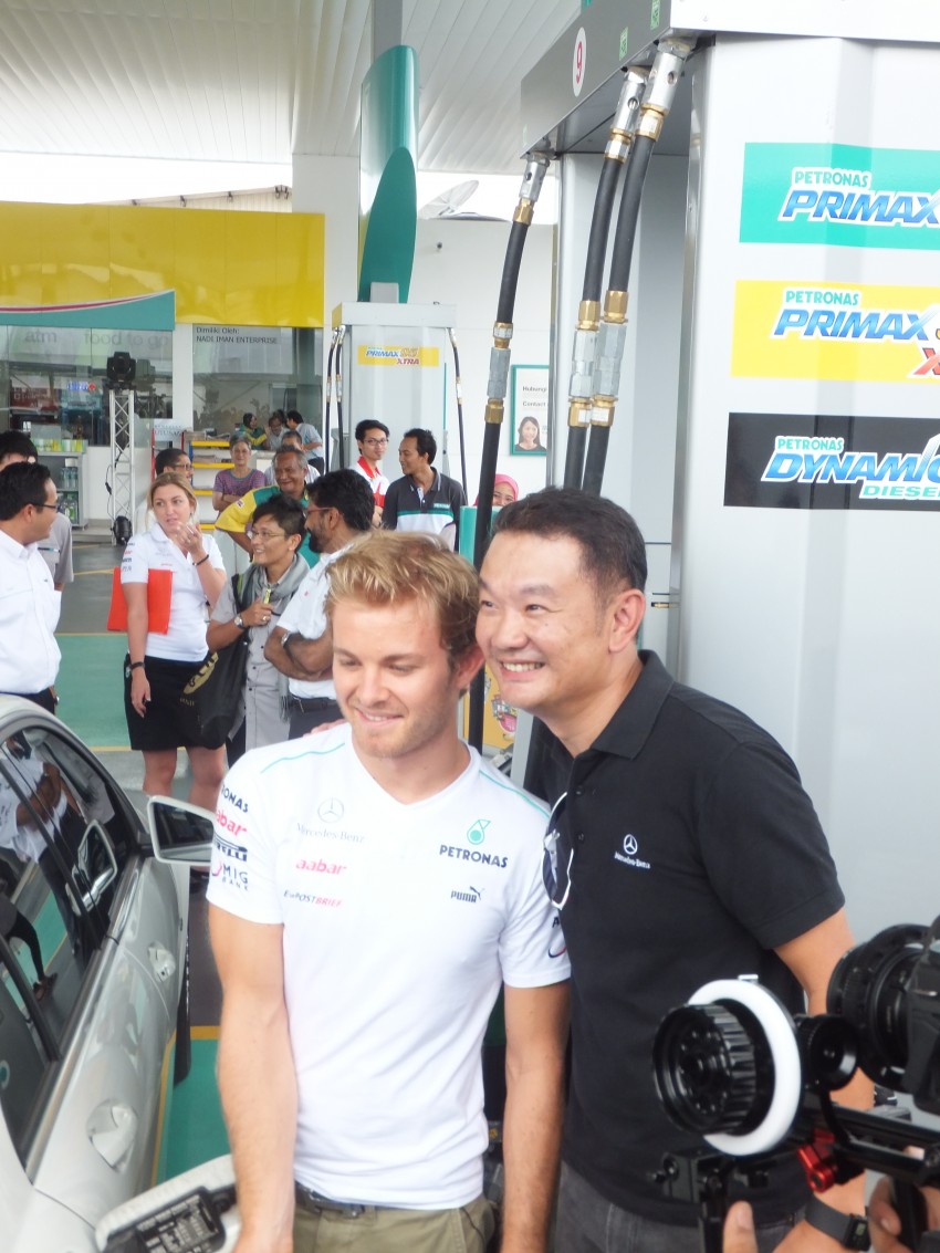 Mercedes GP F1 driver Nico Rosberg refuels lucky customers’ cars at Petronas’ 1,001st station 133306