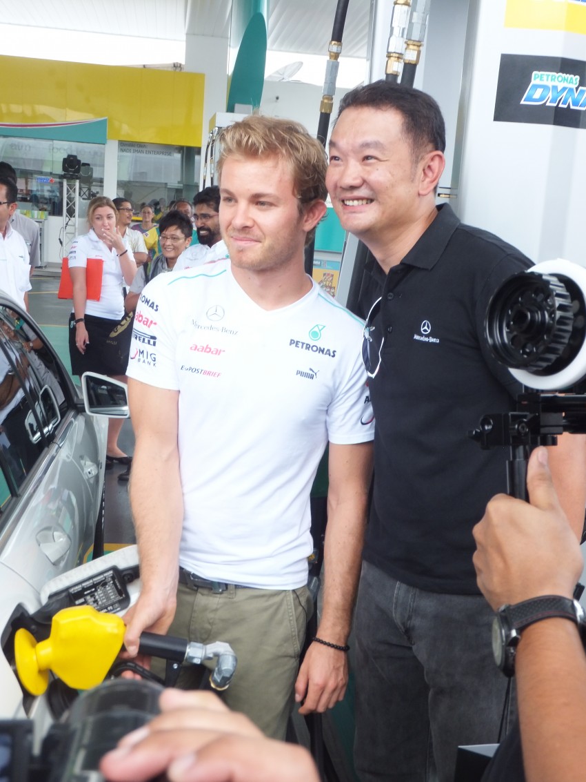 Mercedes GP F1 driver Nico Rosberg refuels lucky customers’ cars at Petronas’ 1,001st station 133307