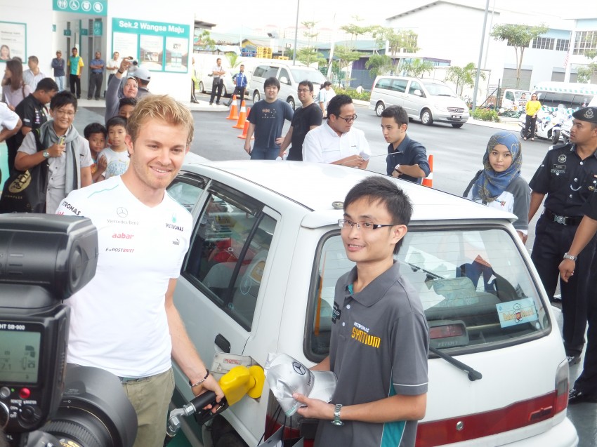 Mercedes GP F1 driver Nico Rosberg refuels lucky customers’ cars at Petronas’ 1,001st station 133309