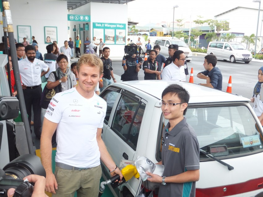 Mercedes GP F1 driver Nico Rosberg refuels lucky customers’ cars at Petronas’ 1,001st station 133310