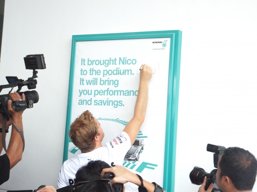 Mercedes GP F1 driver Nico Rosberg refuels lucky customers’ cars at Petronas’ 1,001st station 133312