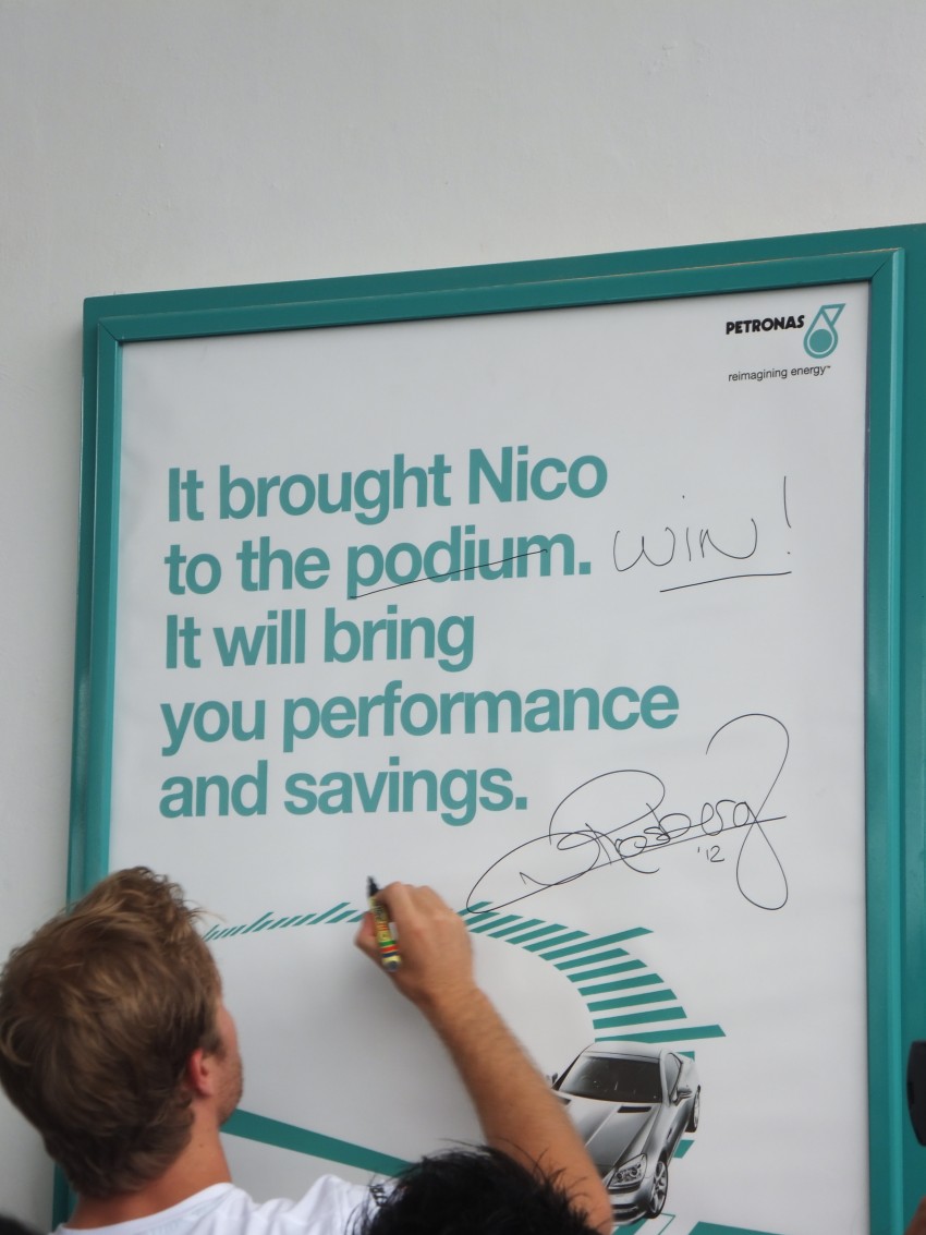Mercedes GP F1 driver Nico Rosberg refuels lucky customers’ cars at Petronas’ 1,001st station 133313