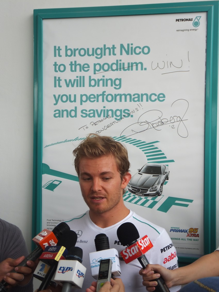 Mercedes GP F1 driver Nico Rosberg refuels lucky customers’ cars at Petronas’ 1,001st station 133314