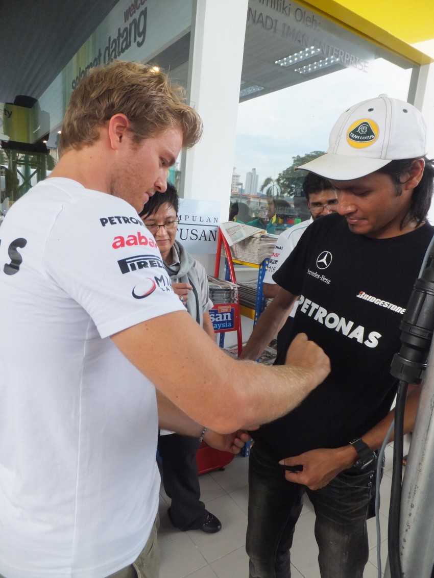 Mercedes GP F1 driver Nico Rosberg refuels lucky customers’ cars at Petronas’ 1,001st station 133315