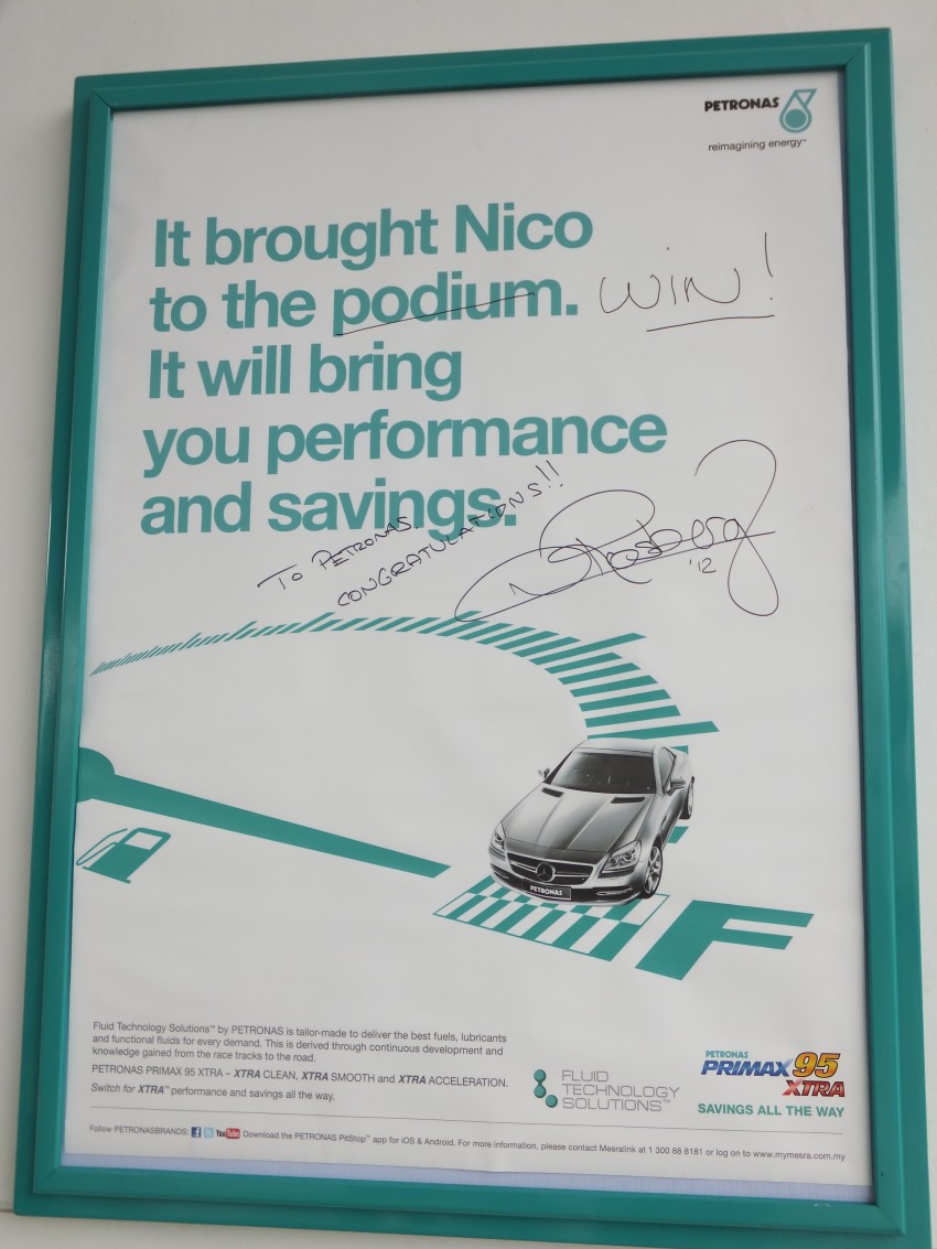 Mercedes GP F1 driver Nico Rosberg refuels lucky customers’ cars at Petronas’ 1,001st station 133317