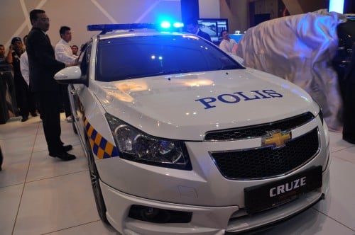 New Chevrolet Cruze and Chevrolet Captiva police patrol cars handed over for evaluation