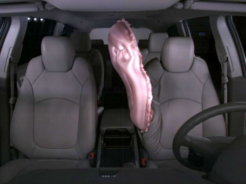 GM to introduce industry’s first front centre airbag 70898