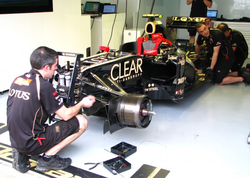 Lotus F1 Team: An inside look into the team’s garage 95699