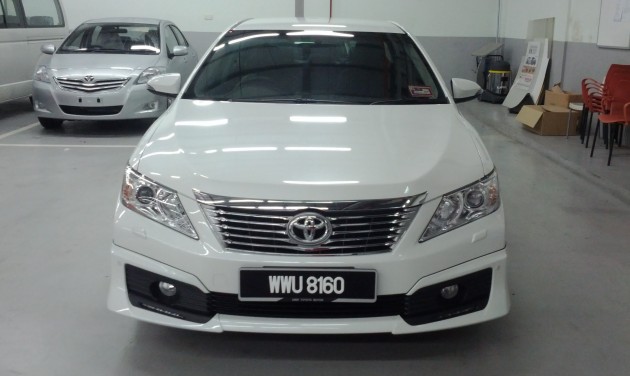 Toyota Camry XV50 snapped with aerokit at showrooms