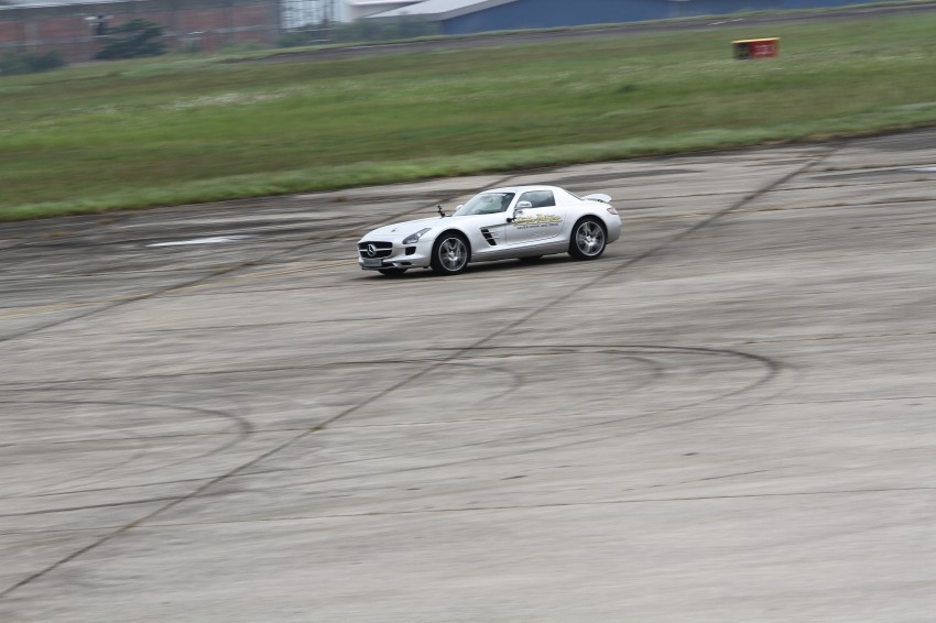 Power is nothing without control: Mika Hakkinen performs stunts at ‘Join the Pact’ event 123132
