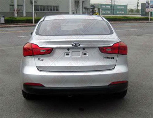 Kia K3 – China gets K9-style grille and unique rear end, we get first glimpse at the dashboard