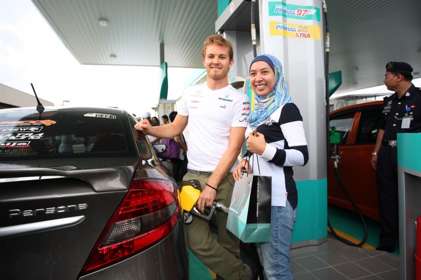 Mercedes GP F1 driver Nico Rosberg refuels lucky customers’ cars at Petronas’ 1,001st station 133320