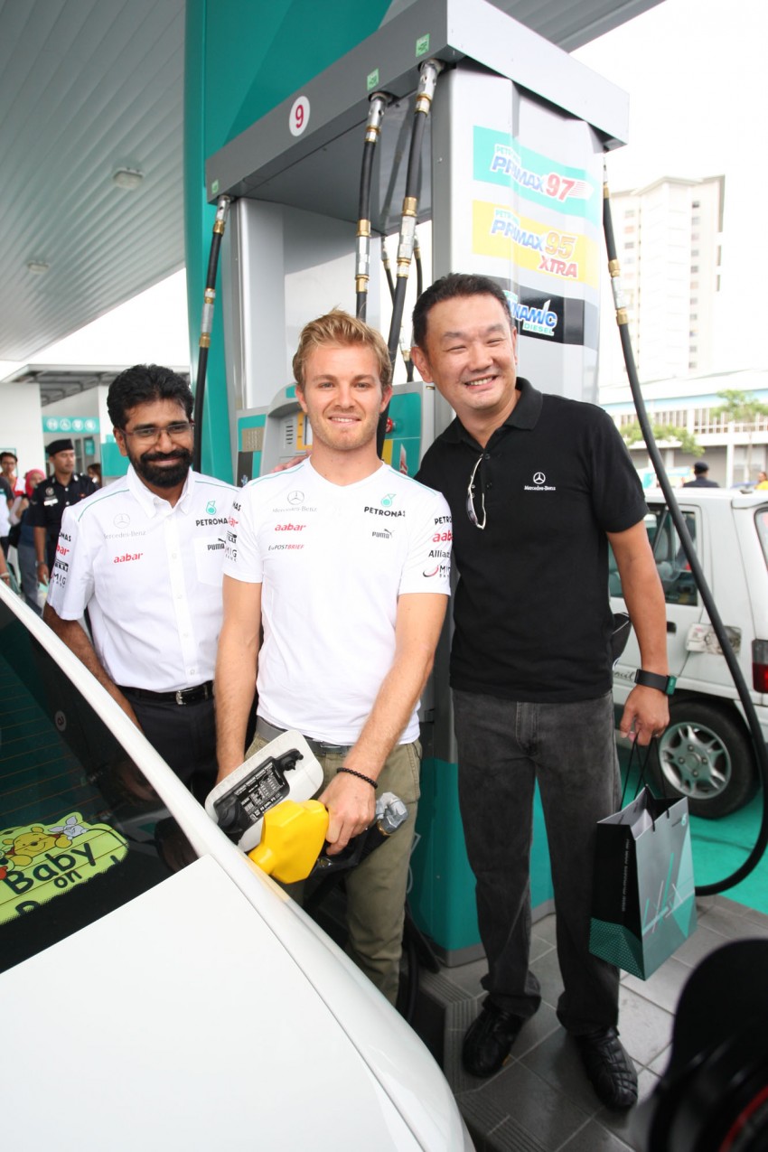 Mercedes GP F1 driver Nico Rosberg refuels lucky customers’ cars at Petronas’ 1,001st station 133322