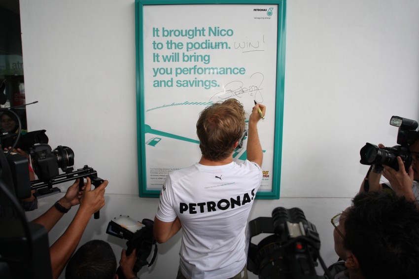 Mercedes GP F1 driver Nico Rosberg refuels lucky customers’ cars at Petronas’ 1,001st station 133323