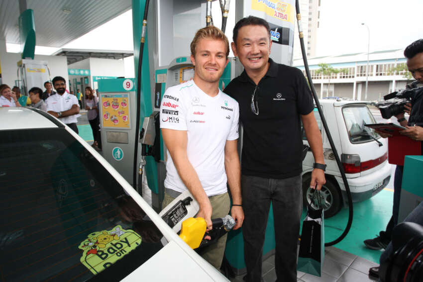 Mercedes GP F1 driver Nico Rosberg refuels lucky customers’ cars at Petronas’ 1,001st station 133324