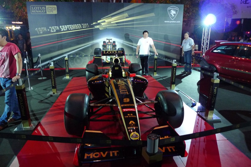Proton, Lotus supporting Lotus-Renault GP in Singapore 70297