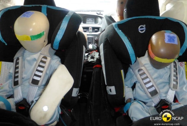 Volvo V40 Child rear seat crash test