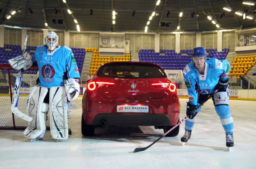 VIDEO: Alfa Romeo Giulietta plays ice hockey in the UK 86036