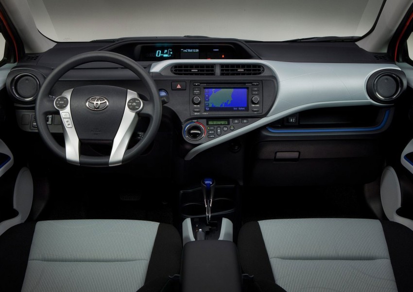 Toyota Aqua hybrid makes market debut in Japan 81960