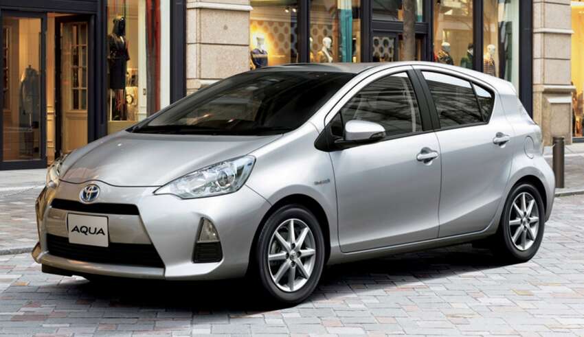 Toyota Aqua hybrid makes market debut in Japan 81958
