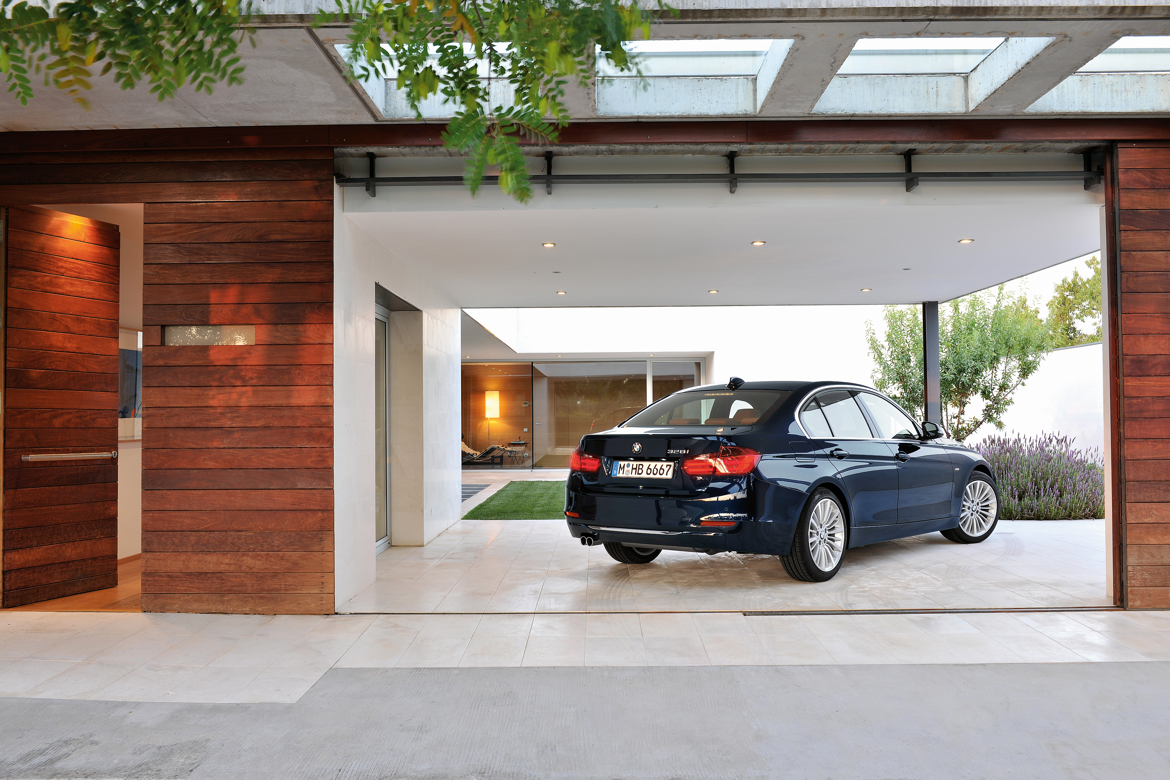 Машина следит за домом. BMW f30 Luxury. BMW i4  гараж. BMW 3 2000 гараж. BMW f32 Luxury.