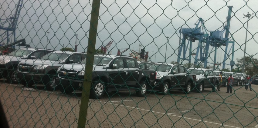 Chevrolet Colorado spotted being unloaded in Port Klang! 88147