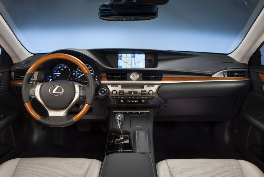 Lexus ES sheds dowdy image, follows the GS’ lead 100240
