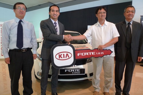 The Grand Prize of Test Drive Kia On Tour 2011 goes to Mohd Ismail Ibrahim – he drives home a Forte 1.6 EX!