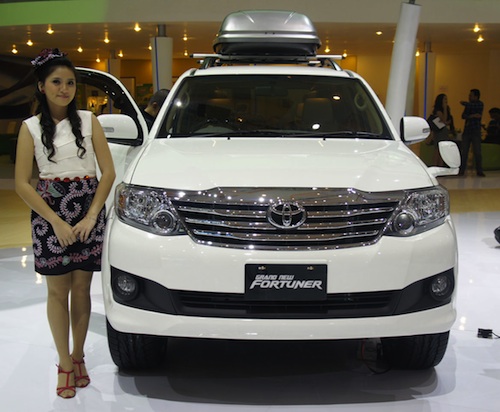 2011 Toyota Fortuner facelift unveiled at IIMS Jakarta