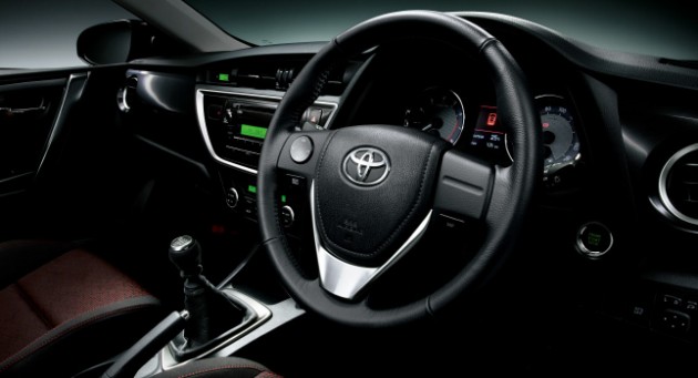 2013 Toyota Auris C-segment hatchback unveiled!