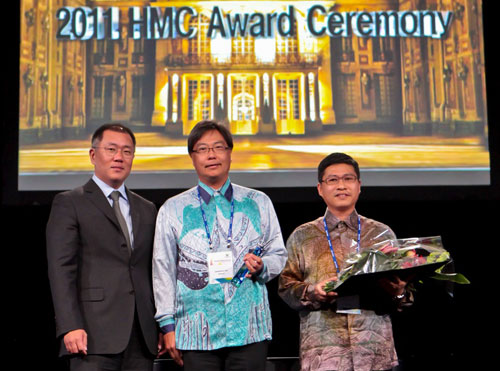Hyundai-Sime Darby Motors wins Distributor of the Year 2010 Award, giving away service vouchers in celebration