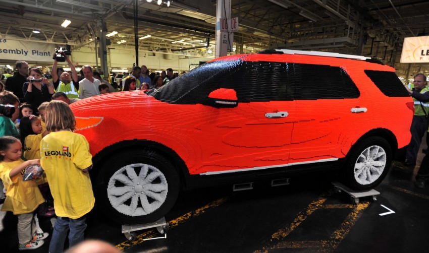 Ford Explorer made from Lego, all 382,858 bricks of it 70876