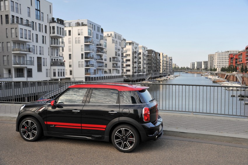 MINI Countryman John Cooper Works – JCW power now available with four doors and all wheel drive 130027