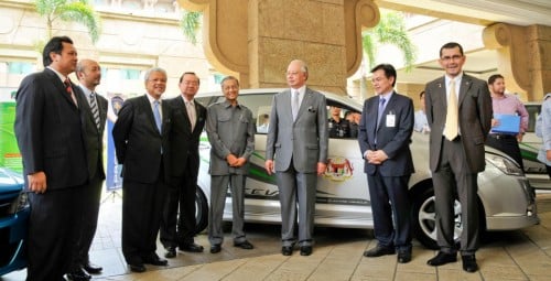 Proton hands over eight EVs to government for fleet testing trials – five Exora REEV and three Saga EVs to be deployed