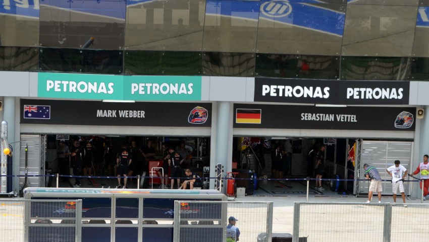 Malaysian GP: Smooth Friday practice for Red Bull – we hang out with the champs (sort of) in their garage! 95585