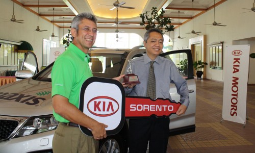 Naza Kia sponsoring a Kia Sorento as hole-in-one prize for the Maxis Team Golf Tour 2012