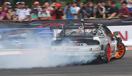 Formula Drift Singapore 2010: Hot action from Day 1