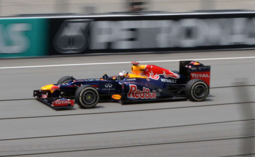 Malaysian GP: Smooth Friday practice for Red Bull – we hang out with the champs (sort of) in their garage! 95584