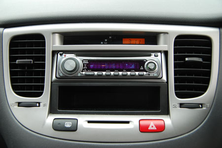 kia-rio-14-cdplayer.jpg