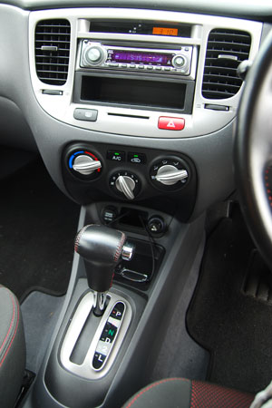 kia-rio-14-centerconsole.jpg