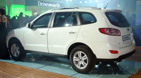 Hyundai Santa Fe and new Avante unwrapped at KLIMS