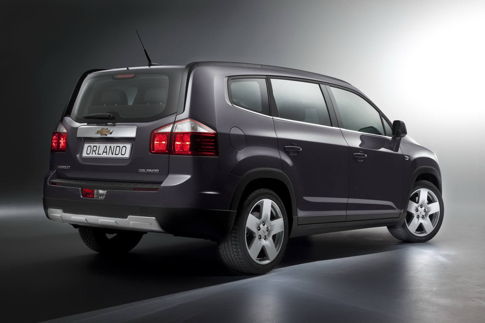 First photos of Cruzebased Chevrolet Orlando 7seater