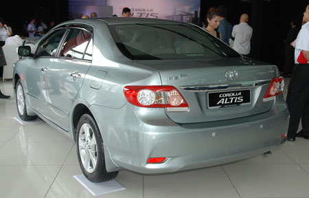 Toyota Việt Nam ra mắt Corolla Altis phiên bản mới  Báo Dân trí